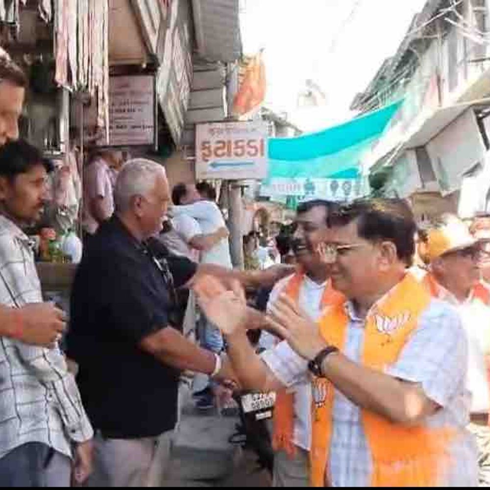 સાવરકુંડલામાં MLA મહેશ કસવાલાએ વિજય યાત્રા યોજી:ફૂલહાર, ઢોલ-નગારા સાથે કાર્યકરો અને સ્થાનિકોએ યાત્રામાં ઉત્સાહભેર ભાગ લીધો