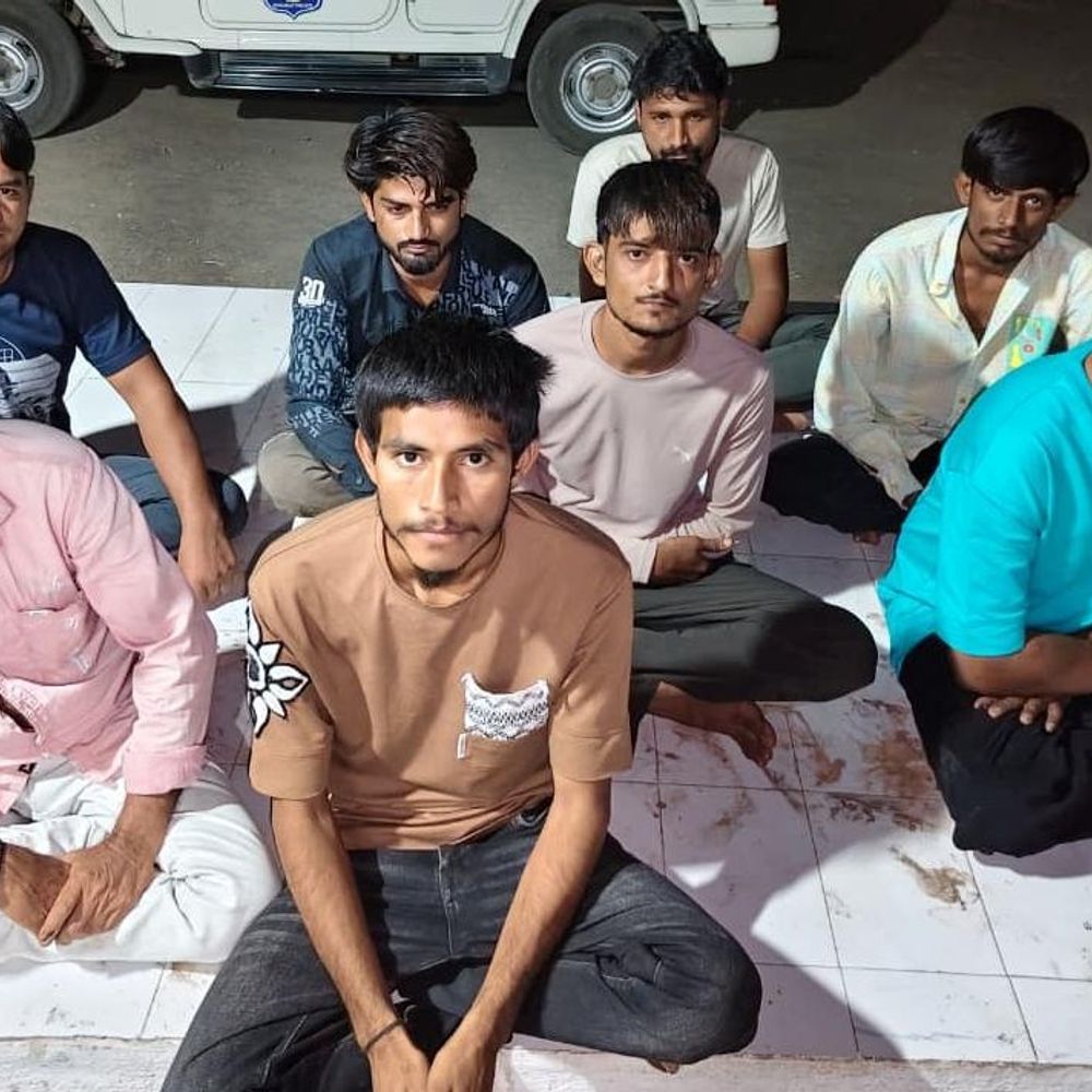 સુરેન્દ્રનગરમાં જુગાર રમતા 8 શખસો ઝડપાયા:રહેણાંક મકાનમાં ચાલતા જુગારધામ પર પોલીસનો દરોડો, રૂ. 60,500નો મુદ્દામાલ જપ્ત