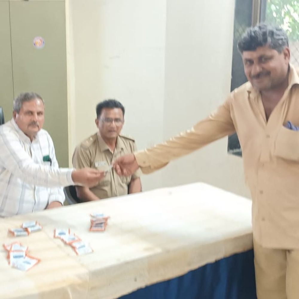 પોરબંદર ST ડેપો: ડ્રાઈવર-કંડક્ટરોને હીટવેવથી બચવા ORS અપાયું:ફરજ દરમિયાન તબિયત જાળવવા અપાયું માર્ગદર્શન