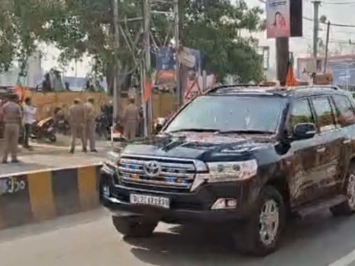 મોદી કાશી વિશ્વનાથ મંદિર પહોંચ્યા: 14 કિમીના રોડ શોમાં સમર્થકોએ ફૂલો વરસાવ્યા.