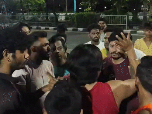 6 ઇંચનું રેમ્બો ચપ્પુ યુવકની આંગળીની આરપાર