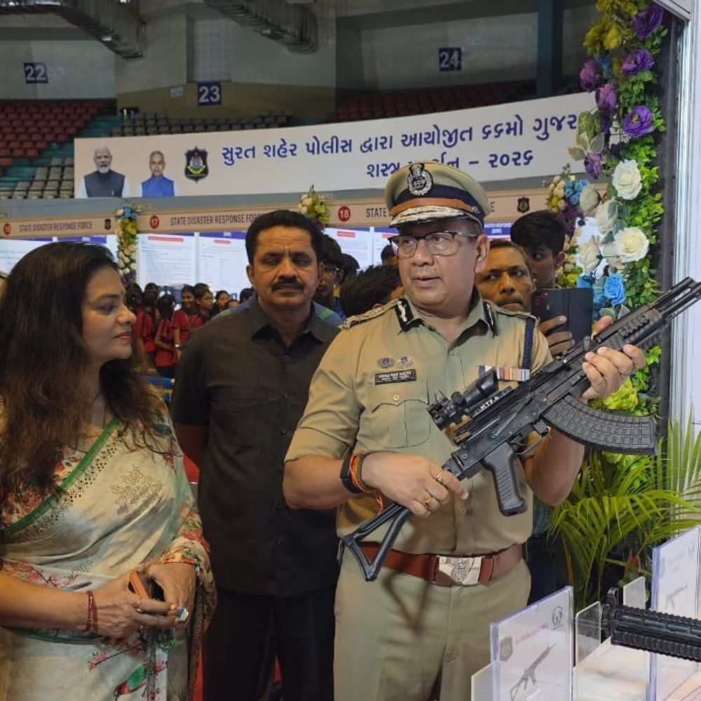 66માં ગુજરાત ગૌરવ દિવસે પોલીસના આધુનિક શસ્ત્રોનો જમાવડો:સુરતમાં ત્રિ-દિવસીય મેગા શસ્ત્ર પ્રદર્શન ખુલ્લું મૂકાયું, અત્યાધુનિક રાઈફલ્સ અને ટેકનોલોજી આકર્ષણનું કેન્દ્ર