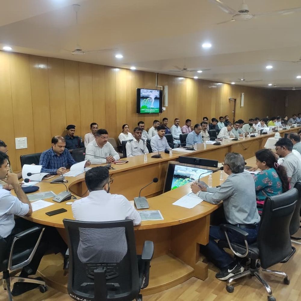 વલસાડમાં ચોમાસા પૂર્વે તંત્ર એલર્ટ:કલેકટરની અધ્યક્ષતામાં પ્રિ-મોન્સુન તૈયારીઓની સમીક્ષા બેઠક યોજાઈ