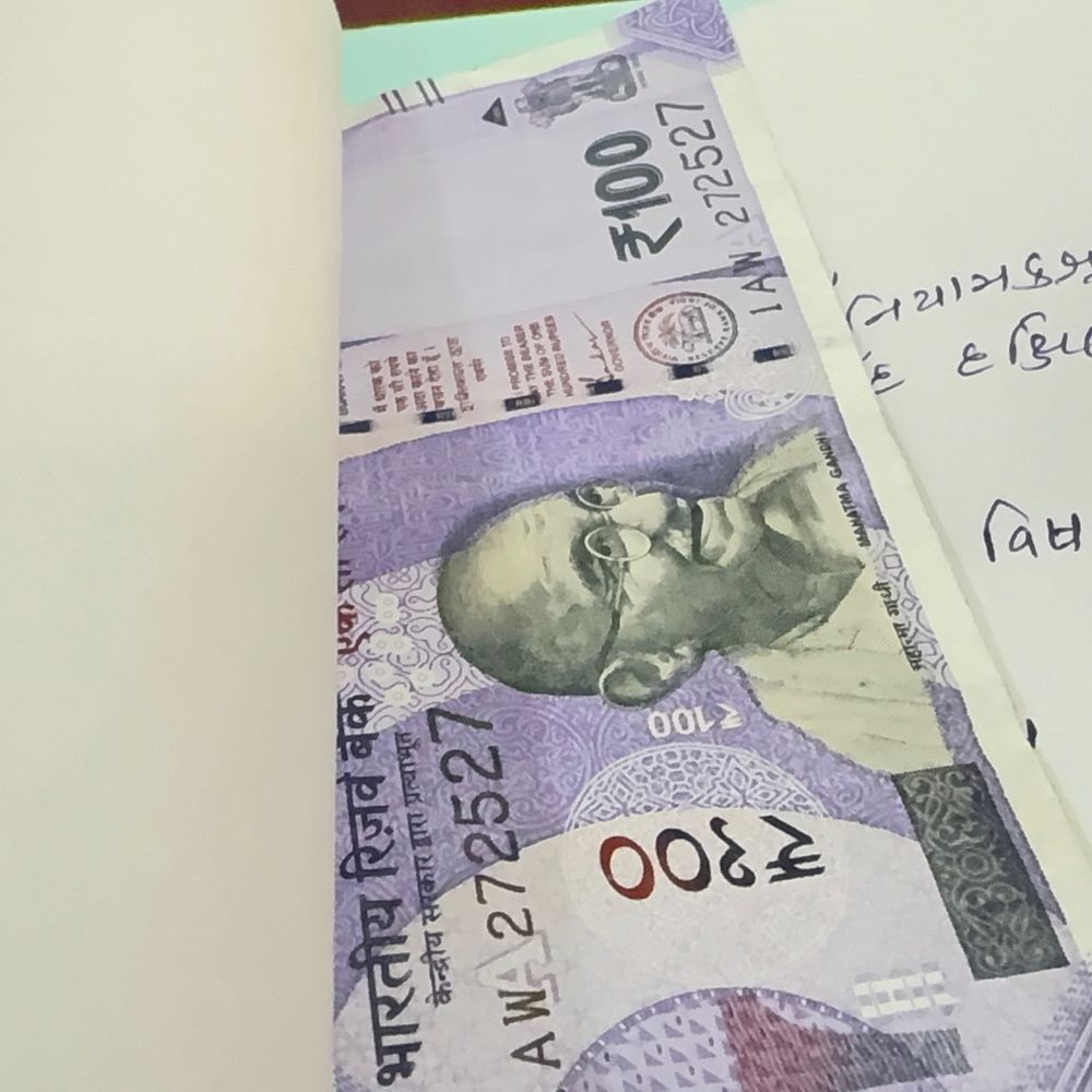 ઉત્તરવહીમાં ₹100ની નોટ મૂકી લખ્યું-'પ્લીઝ પાસ કરી દેજો':કોઈએ પ્લાઝોમાં તો કોઈએ સ્કાફમાં બુક ઉતારી, VNSGUની પરીક્ષામાં ચોરીના અજબ-ગજબ નુસખા