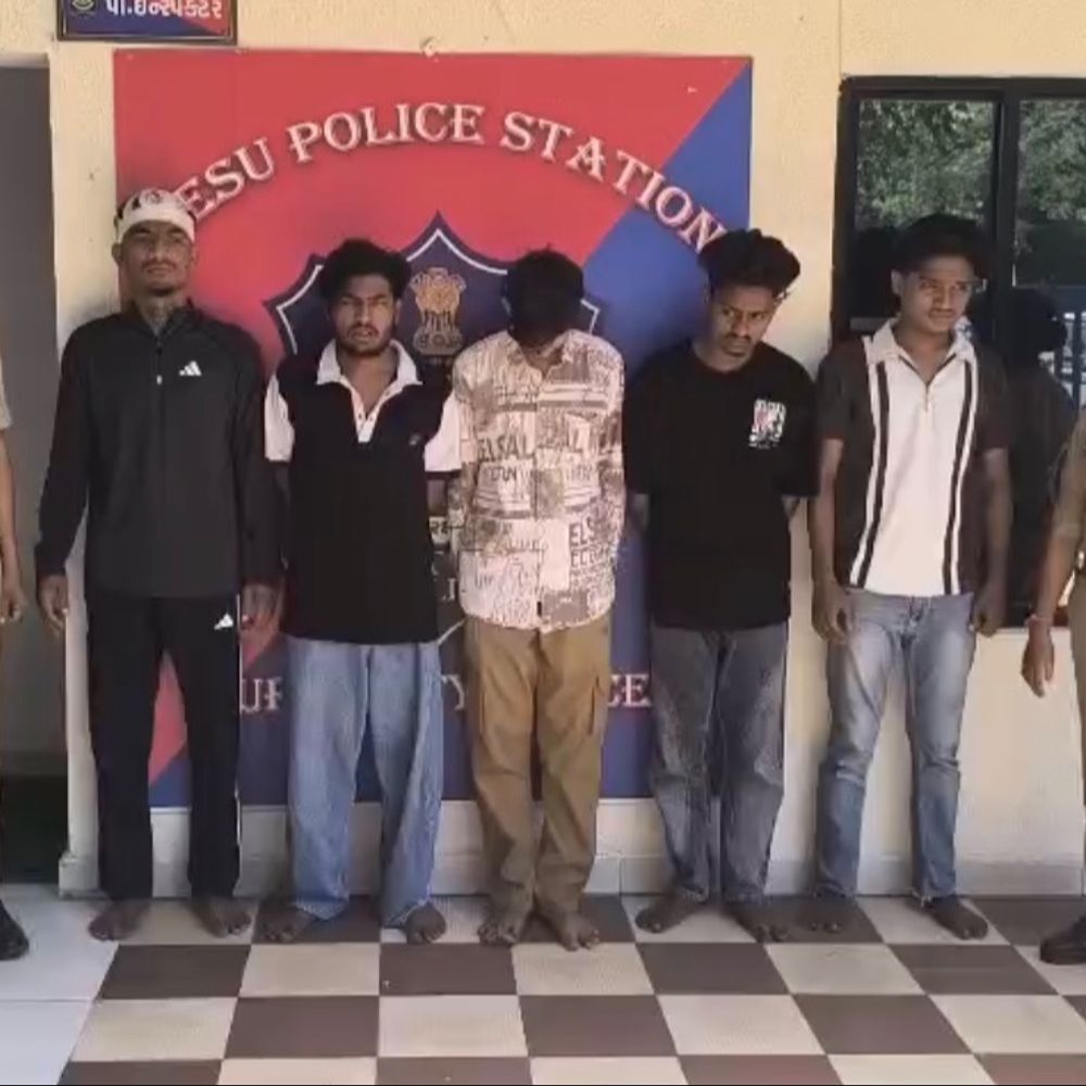 વેસુમાં આવાસમાં હિંસક અથડામણ:યુવકની હથેળીમાં 6 ઇંચનો છરો ખૂંપ્યો, કુખ્યાત 'પક્યા' સહિત 5 ઝડપાયા