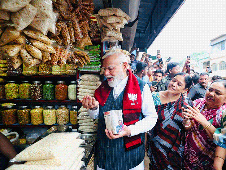 ચૂંટણી પૂર્ણ: મોદીએ ઝાલમુડી, મમતાએ સ્કૂટી, રાહુલે સાયકલ ચલાવી.