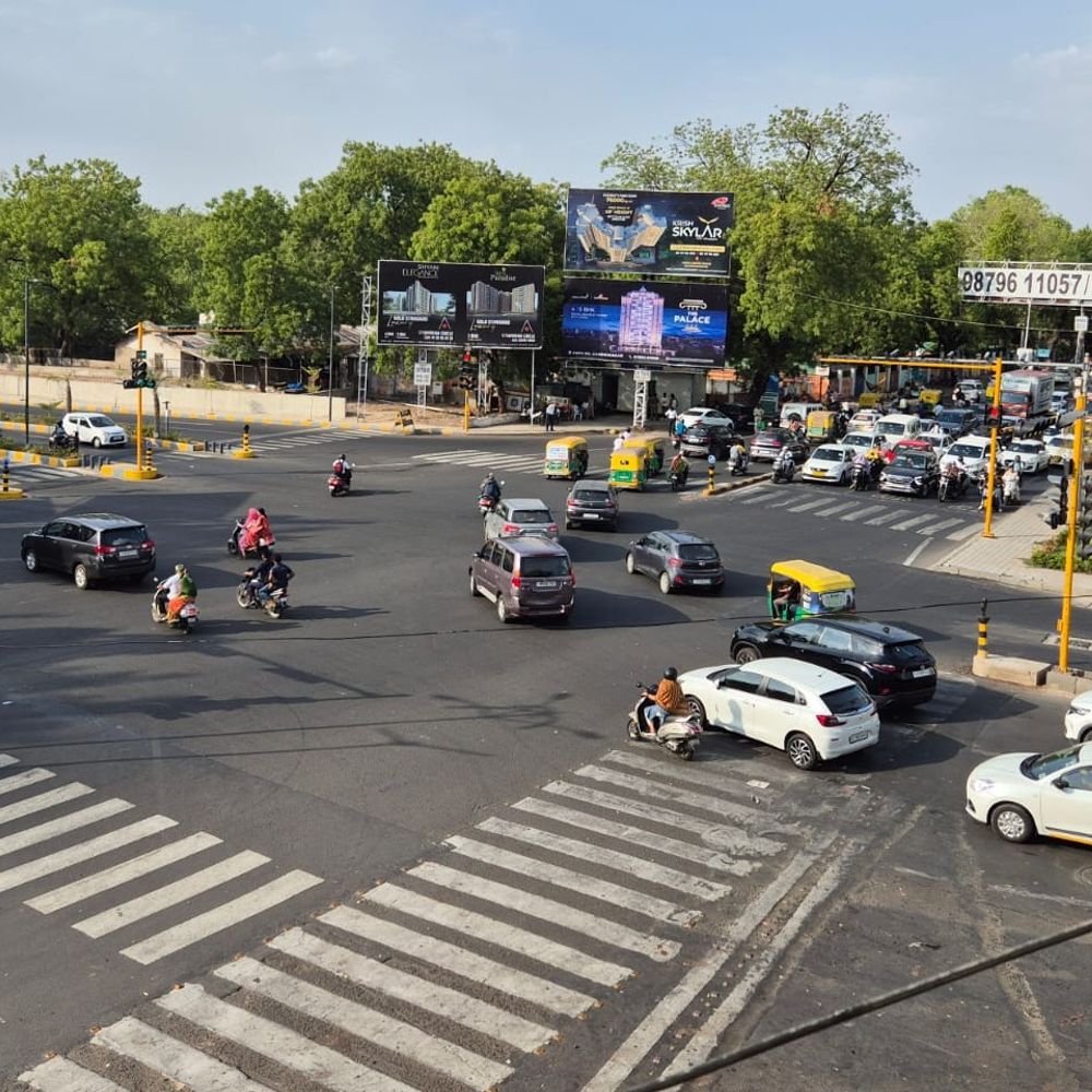 ટ્રાફિકની સમસ્યા દૂર કરવા પર ધ્યાન:100 ટ્રાફિક જંકશનનો સર્વે કરાવી ડિઝાઇન તૈયાર, 12 પર કામગીરી શરૂ; પાંજરાપોળના બાર્બીક્યું વર્લ્ડ રેસ્ટોરાંમાંથી જીવાત નીકળતા સીલ