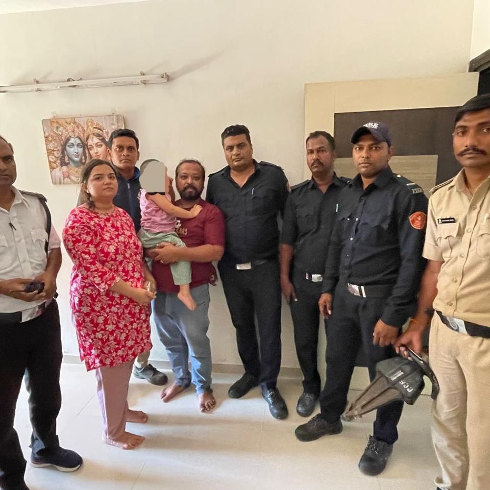 બાળકી રૂમમાં ફસાતા પરિવારનો શ્વાસ અધ્ધર:પાલનપુર કેનાલ રોડ પર અઢી વર્ષની બાળકી બેડરૂમનો દરવાજો લોક થતા કેદ, ફાયર બ્રિગેડે ગ્રીલ તોડી જીવ બચાવ્યો