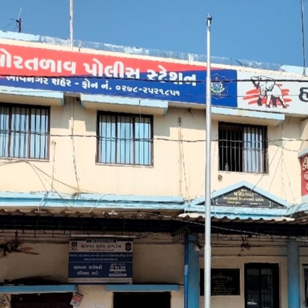 ફળિયામાં પાણી છાંટવા બાબતે આધેડ પર યુવકનો હુમલો:ઢીકાપાટુ મારીને જાનથી મારી નાખવાથી ધમકી આપી, કુંભારવાડામાંથી ઈજાગ્રસ્તને સારવારમાં ખસેડાયા