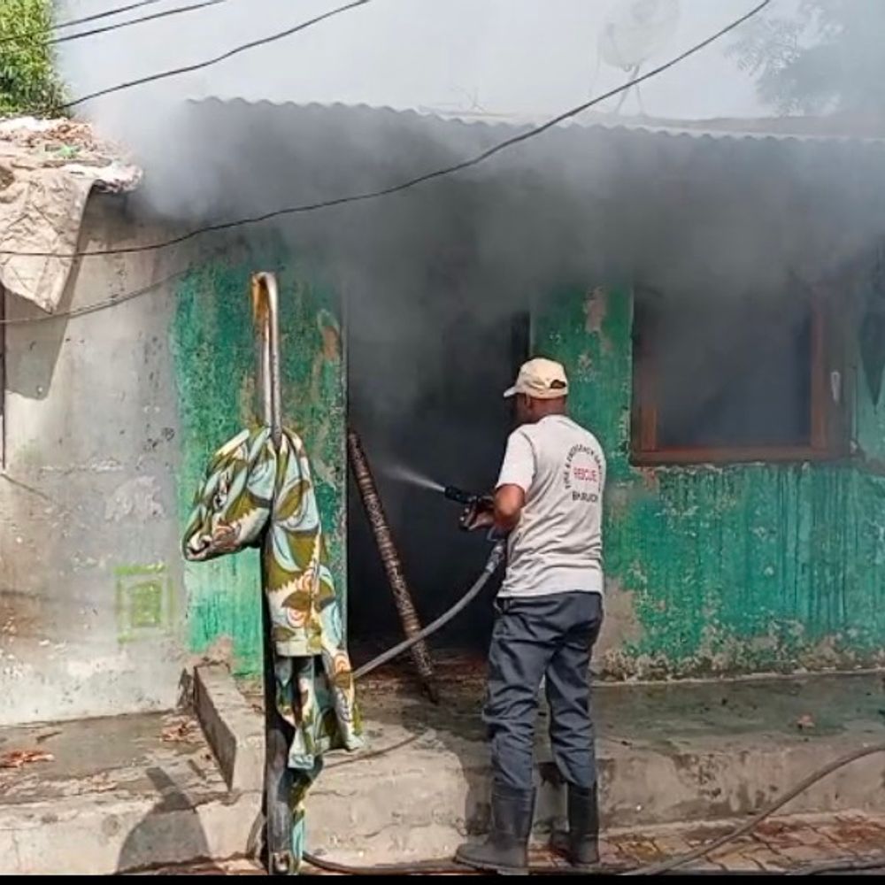 શુકલતીર્થમાં મકાનમાં આગ લાગી, ઘરવખરી બળીને ખાખ:સદનસીબે કોઈ જાનહાનિ થઈ નથી, ફાયર બ્રિગેડે આગ પર કાબૂ મેળવ્યો