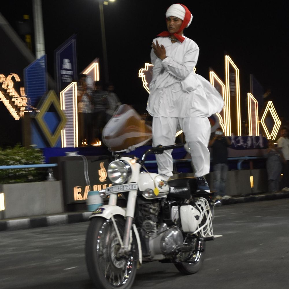 સુરતના આંગણે દિલ્હીના રાજપથ જેવી ભવ્યતા:કચ્છી પોશાકમાં તલવારબાજી-સાધુના વેશમાં સ્ટંટ; ગુજરાત ગૌરવ દિવસની પોલીસ પરેડ-ટેબ્લોનું રિહર્સલ