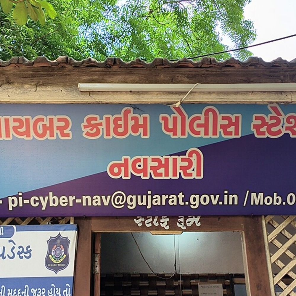 બિલીમોરાના દરજી સાથે રૂ. 1.14 લાખની છેતરપિંડી:સસ્તા સિલાઈ મશીન અપાવવાના બહાને ઠગે ખંખેર્યા, ખેરગામના વેપારી સાથે CNG પંપ અપાવવાના નામે રૂ. 3.24 લાખની ઠગાઈ