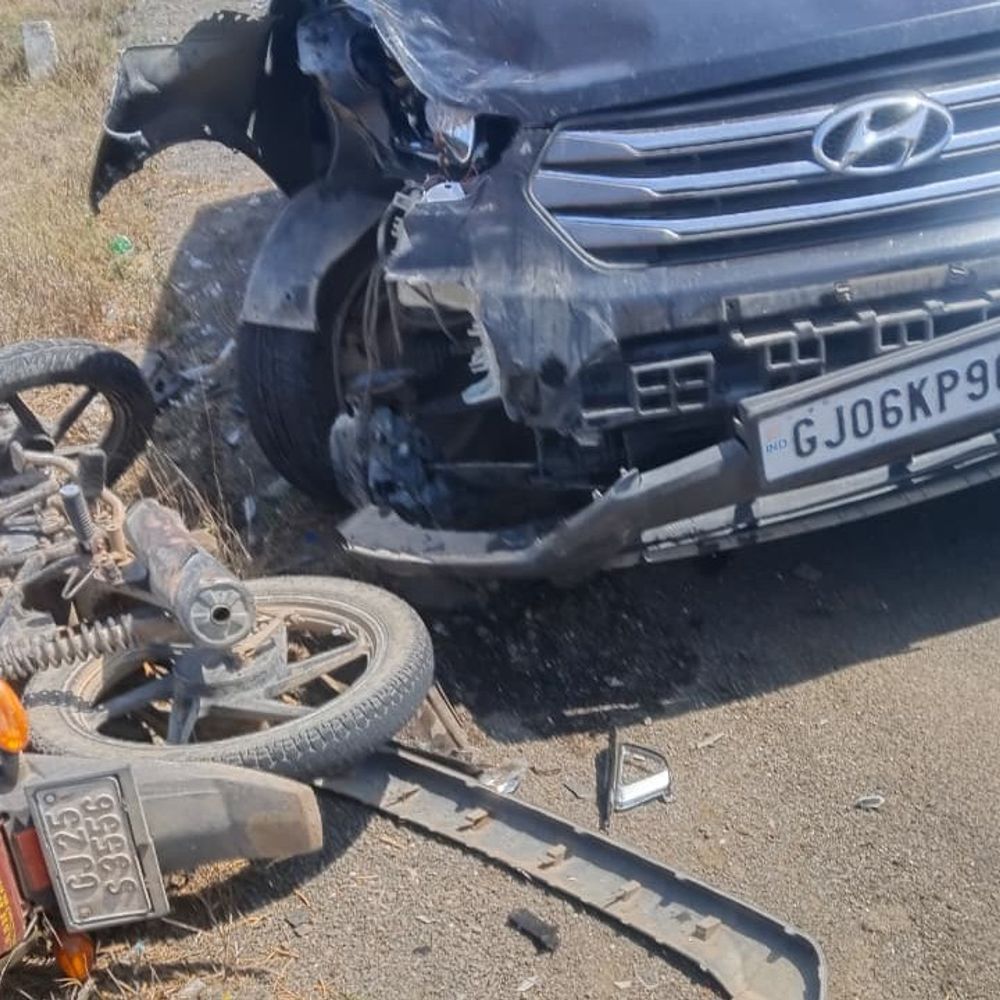 પોરબંદરમાં કાર અને બે બાઈક વચ્ચે ત્રિપલ અકસ્માત:5 યુવાનો ઇજાગ્રસ્ત, એક ગંભીર; બગવદરની ખાનગી હોસ્પિટલ ખાતે ખસેડાયા,