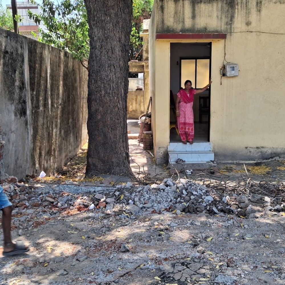 સામાજીક કાર્યકરની ઓનલાઈન ફરિયાદ રંગ લાવી:ધારાગીરીમાં આંગણવાડી સામેની ભયજનક દિવાલ હટાવાતા બાળકો સુરક્ષિત બન્યા