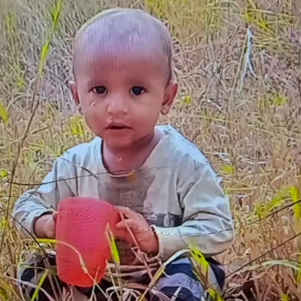 બે વર્ષના માસૂમનું ટ્રેક્ટર નીચે ચગદાઈ જવાથી મોત:પાણી પીવા જઈ રહેલા બાળક પર તોતિંગ ટાયર ફરી વળ્યું; રેતી પ્લાન્ટમાં કામ કરતા શ્રમિક પરિવારમાં માતમ છવાયો