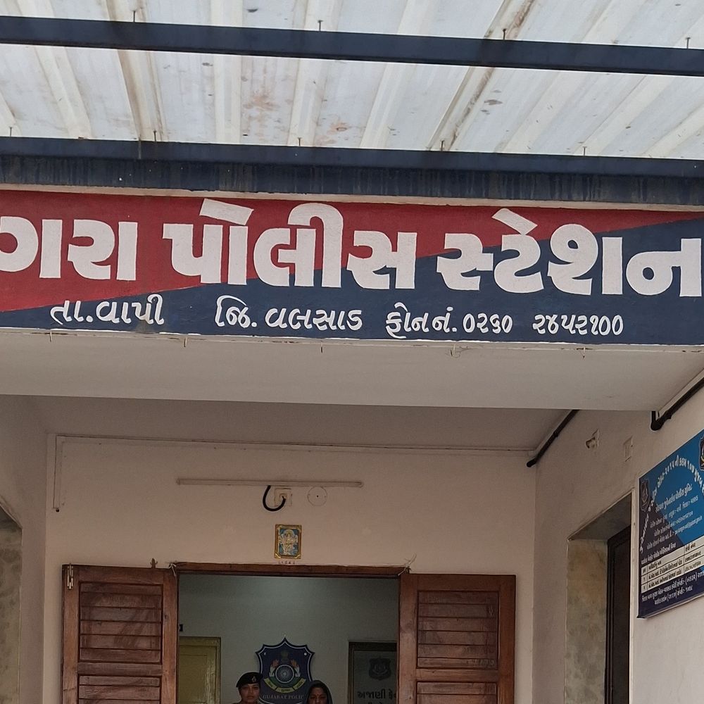 વલસાડમાં CCTV વગરની ચાલીઓ: 3 સંચાલકની ધરપકડ:ડુંગરા પોલીસે ચેકિંગ કરી ગુનો નોંધ્યો; ગુનાખોરી ડામવા કલેક્ટરે આપ્યા હતા આદેશ