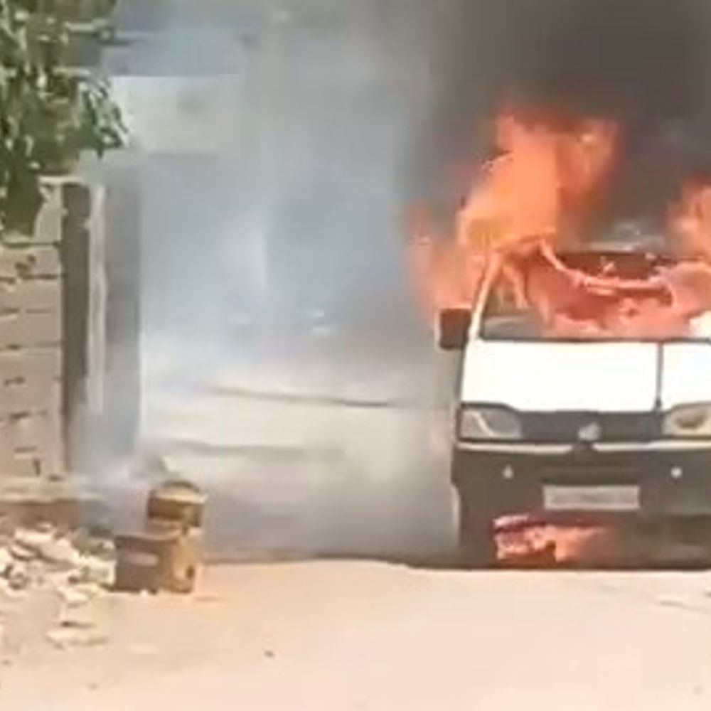 કડછ પાસે ચાલુ ઇકો કારમાં અચાનક આગ લાગી:શોર્ટ સર્કિટથી કાર બળીને ખાખ, ડ્રાઈવરનો આબાદ બચાવ