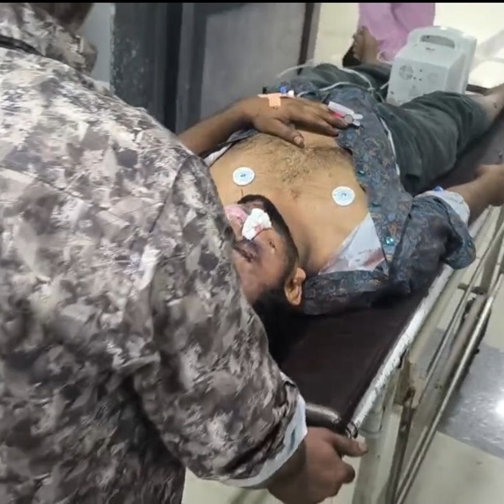 સુરેન્દ્રનગરમાં વેપારીની આંખમાં મરચૂં નાખી હુમલો, CCTV:મહિલા સહિત 3 લોકો જાહેરમાં ધોકા અને અન્ય હથિયારો લઈ તૂટી પડ્યા, વેપારીને સારવાર માટે હોસ્પિટલમાં ખસેડાયો