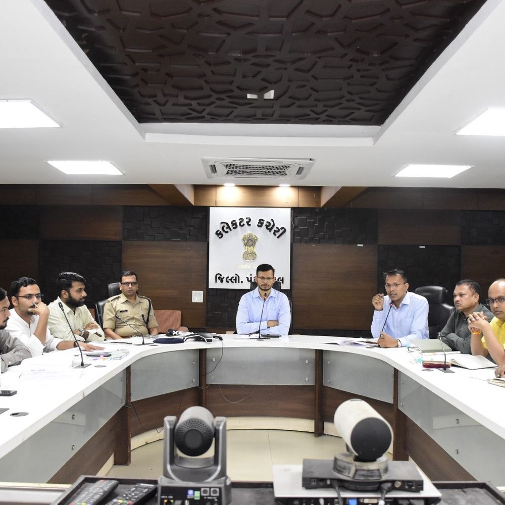 પંચમહાલમાં પ્રિ-મોન્સુન તૈયારીઓની સમીક્ષા બેઠક યોજાઈ:કલેક્ટર અજય દહિયાએ અધિકારીઓને ઝીરો કેઝ્યુઆલિટી માટે તાકીદ કરી