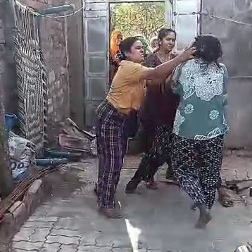 બોટાદના સરવા ગામે મહિલાઓ વચ્ચે છૂટાહાથની મારામારી:દુકાન ભાડાનો વિવાદ, ભોગ બનનારે પાળિયાદ પોલીસ પર ગંભીર આક્ષેપો કરી LCBને તપાસ સોંપવા માંગ કરી