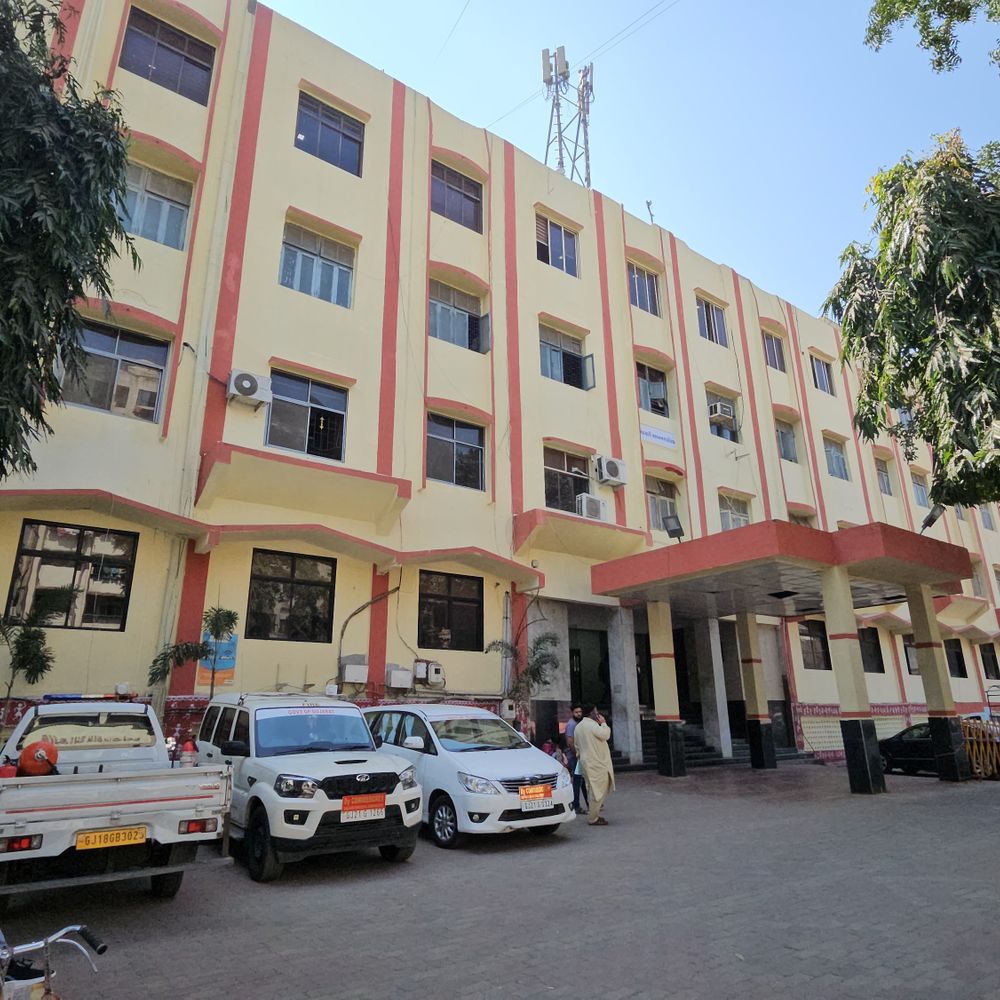 NMCમાં મેયર-ચેરમેનો 15 દિવસમાં પદભાર સંભાળશે:બીજા માળે LIC ઓફિસ ખાલી કરાવી આધુનિક કેબિનોનું નિર્માણ શરૂ