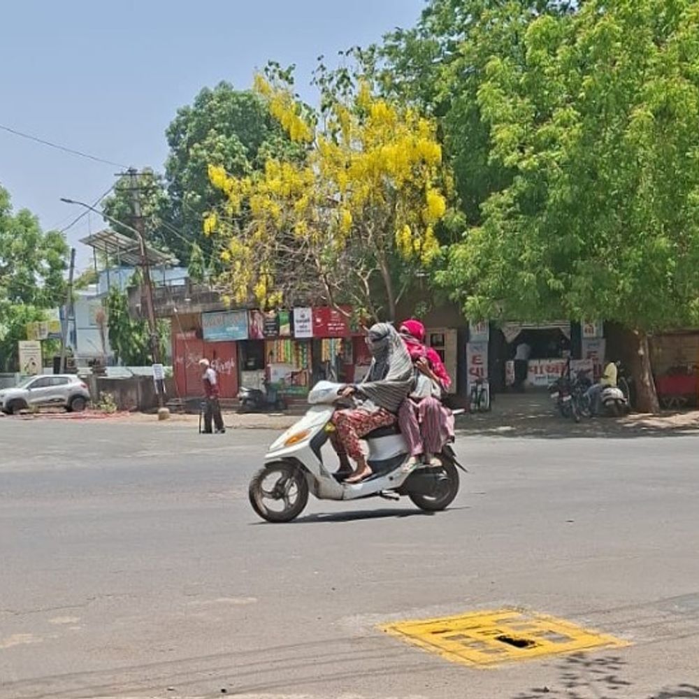 સતત બીજા દિવસે ગરમીનો પારો 40 ડીગ્રી પાર:ભાવનગરમાં અસહ્ય ગરમીથી લોકો ત્રાહિમામ, 30 કિમી ઝડપે 'લૂ' ફેંકાતા જનજીવન પ્રભાવિત