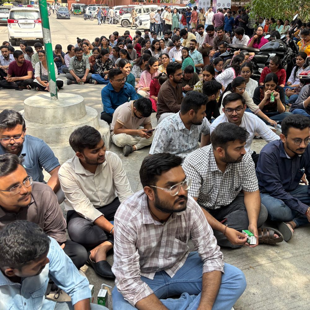 તબીબ પર હુમલાના વિરોધમાં અચોક્કસ મુદ્દતની હડતાળ:સયાજી હોસ્પિટલમાં રેસિડેન્ટ તબીબોનું વિરોધ પ્રદર્શન, મધ્યસ્થી કરવા કલેક્ટર અને જોઈન્ટ સીપી દોડી આવ્યા