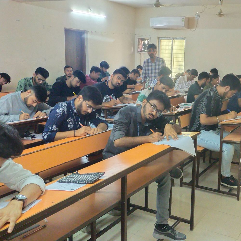 3 મે એ રાજકોટના 4176,દેશના 22.79 લાખ વિદ્યાર્થીઓની NEET એક્ઝામ:ધો.9 - 10 માં શિક્ષક બનવા માટે 33,303 ઉમેદવારો TAT સેકન્ડરી પ્રિલીમ્સ પરીક્ષા આપશે