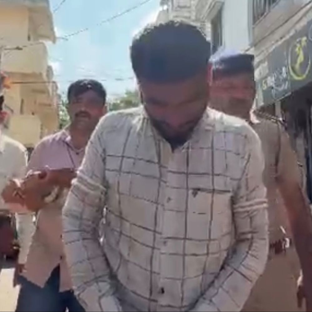 પીઠમાં સળિયો મારી ગળે ચપ્પુ મૂક્યું, ચિકન વેચનાર યુવકને લૂંટ્યો:રીઢા ગુનેગાર 'માંજરા'ને પોલીસે ગણતરીના કલાકોમાં ઝડપી પાડ્યો