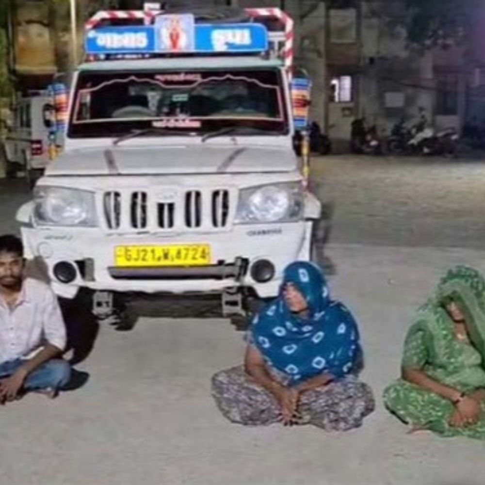 સૌરાષ્ટ્રભરમાં સોની વેપારીઓ સાથે છેતરપિંડી આચરતી ટોળકી ઝડપાઇ:ઉપલેટાના ઢાંક ગામે જવેલર્સમાં ત્રાટકી વેપારીની નજર ચૂકવી સોનાની વિંટી સેરવી નકલી વિંટી રાખી નાસી છૂટ્યા'તા, બે મહિલા અને એક સગીર સહિત પાંચની ધરપકડ