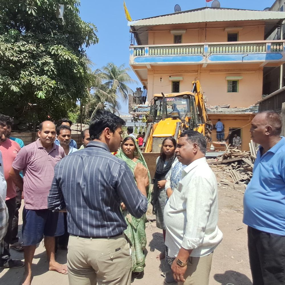 36 રૂમો ધરાવતી બિલ્ડીંગ પર ફરી વળ્યું જેસીબી:સેલવાસમાં વિવાદને લઇ ત્રણ‎ માળની બિલ્ડીંગનું ડિમોલિશન‎
