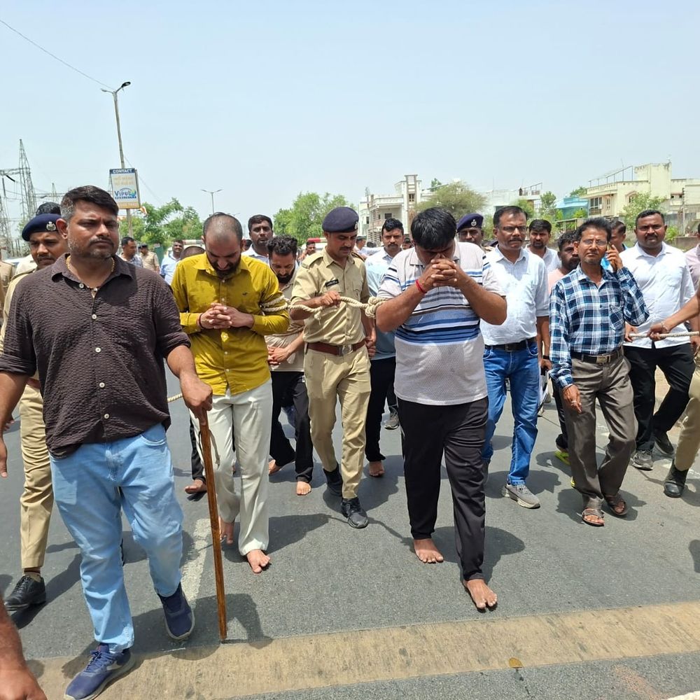 ભાજપ ઉમેદવારના ભાણાની હત્યાના આરોપીઓનું રીકન્સ્ટ્રક્શન:પોલીસે કાળઝાળ ગરમીમાં ઉઘાડા પગે 'વરઘોડો' કાઢ્યો, અડધા કિલોમીટર સુધી ચલાવ્યા