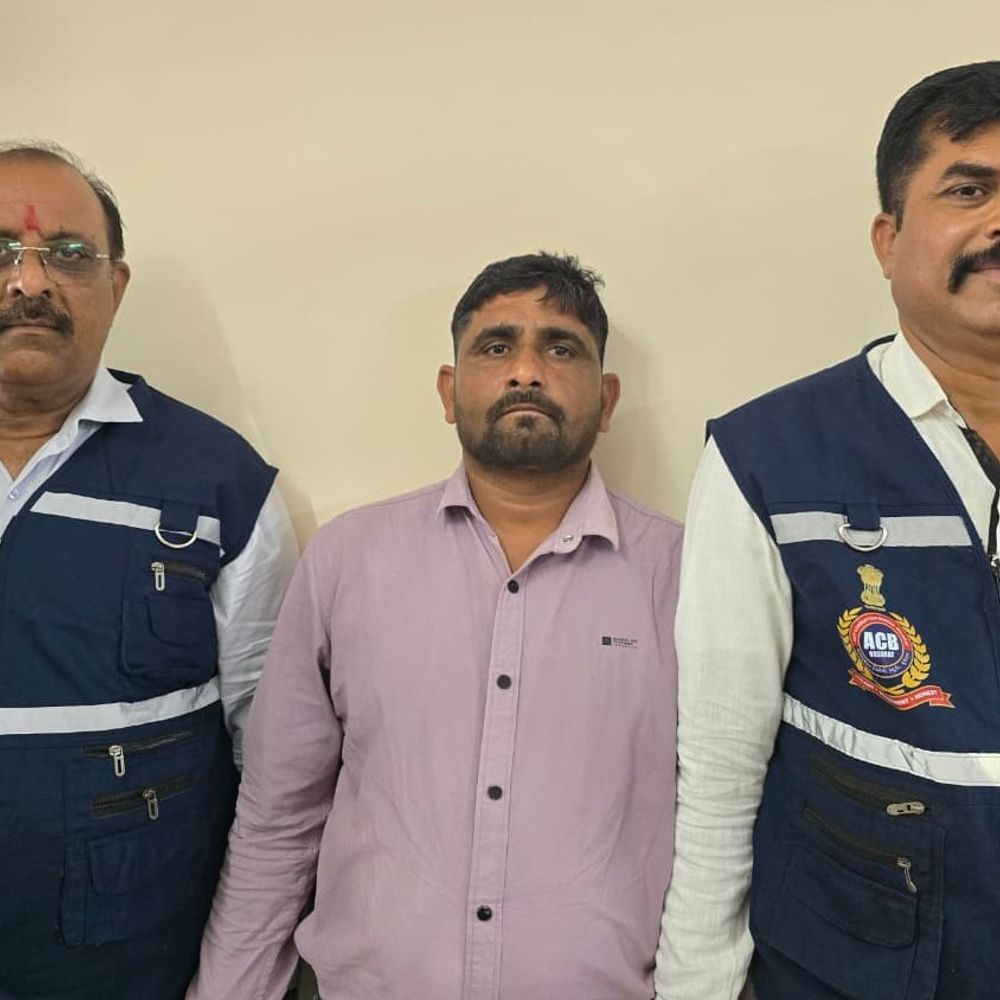 વિજાપુરના લાંચિયા ગ્રામસેવકને કોર્ટે બે દિવસના રિમાન્ડ પર સોંપ્યો:અન્ય અધિકારીઓની સંડોવણી અંગે તપાસ તેજ, વધુ ખુલાસા થવાની શક્યતા