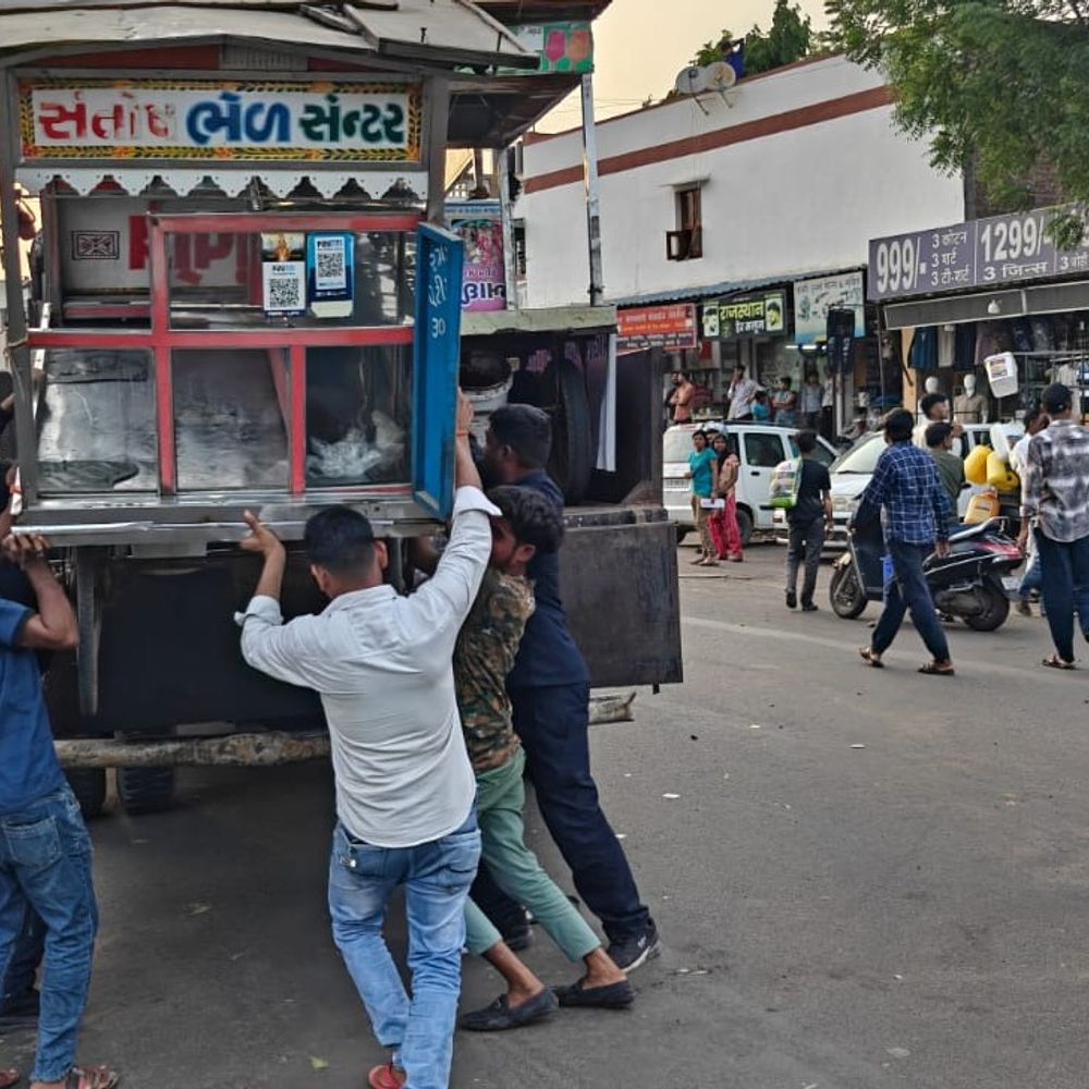 AMCની તિજોરી છલકાઈ:4 મહિનામાં રોડ પરથી દબાણો દૂર કરવા અને ગેરકાયદેસર વાહનોને દંડ ફટકારી 2.57 કરોડની વસૂલાત