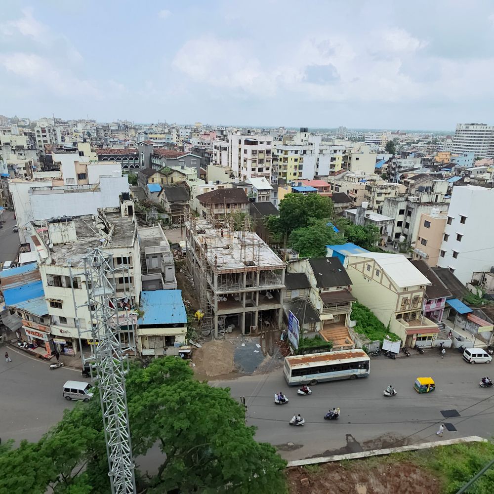 નવસારીમાં વાદળછાયું વાતાવરણ, ખેડૂતો ચિંતિત:કમોસમી વરસાદથી કેરી, ચીકુ અને ડાંગરના પાકને નુકસાનની ભીતિ