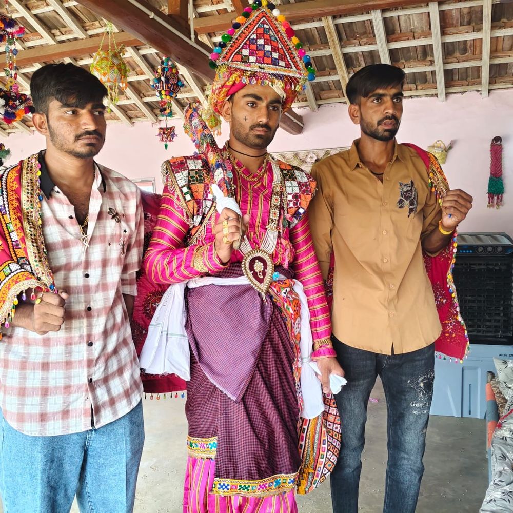 ચોરાડ આહિર સમાજની 1600 વર્ષ જૂની પરંપરા યથાવત્:500થી વધુ યુગલોએ પ્રભુતામાં પગલા પાડ્યા, ઢબુકતા ઢોલ-શરણાઈના સૂર વચ્ચે બળદગાડામાં જાન, પરંપરાગત પહેરવેશમાં રાત્રે ફેરા ફર્યાં