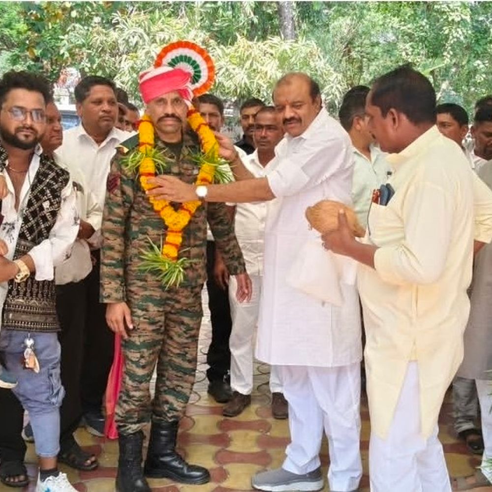 નિવૃત્ત જવાન ભારતસિંગ ભુવાલિયાનું રઈ ગામે ભવ્ય સન્માન:સાંસદ જશવંતસિંહ ભાભોરની ઉપસ્થિતિમાં ગ્રામજનોએ શોભાયાત્રા સાથે વધાવ્યા