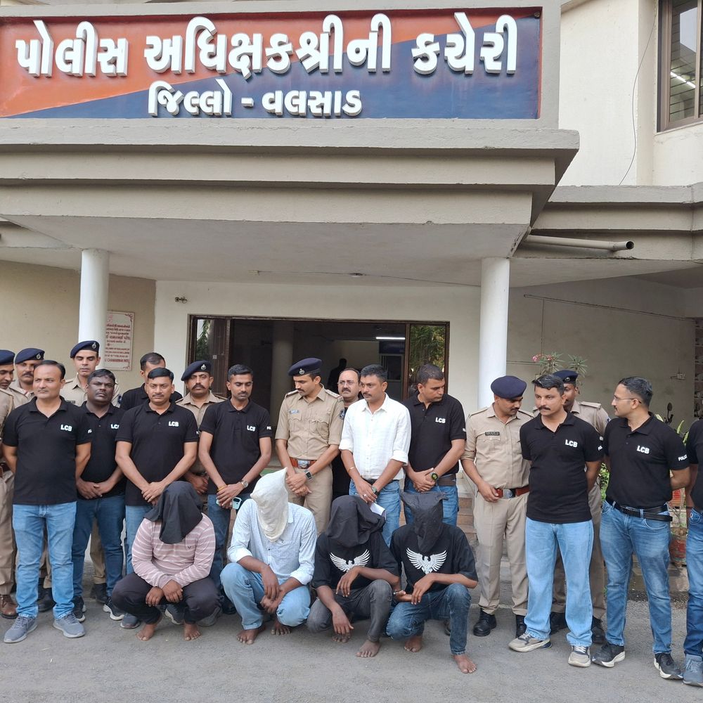વલસાડમાં ધોળા દિવસે લૂંટ:વૃદ્ધા-કામવાળીને બંધક બનાવી લાખોની મતા ચોરનાર 4 આરોપી ઝડપાયા