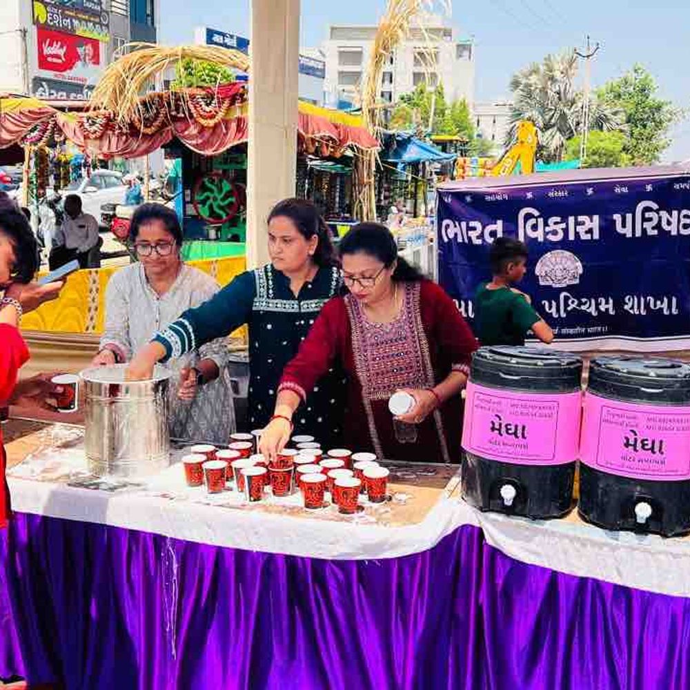 ગુજરાત સ્થાપના દિવસે ભારત વિકાસ પરિષદ પશ્ચિમ શાખા:અરોમા સર્કલ પર રિક્ષા, ટ્રક અને બસમાં મુસાફરી કરતાં 3 હજાર લોકોને છાશ પીવડાવી