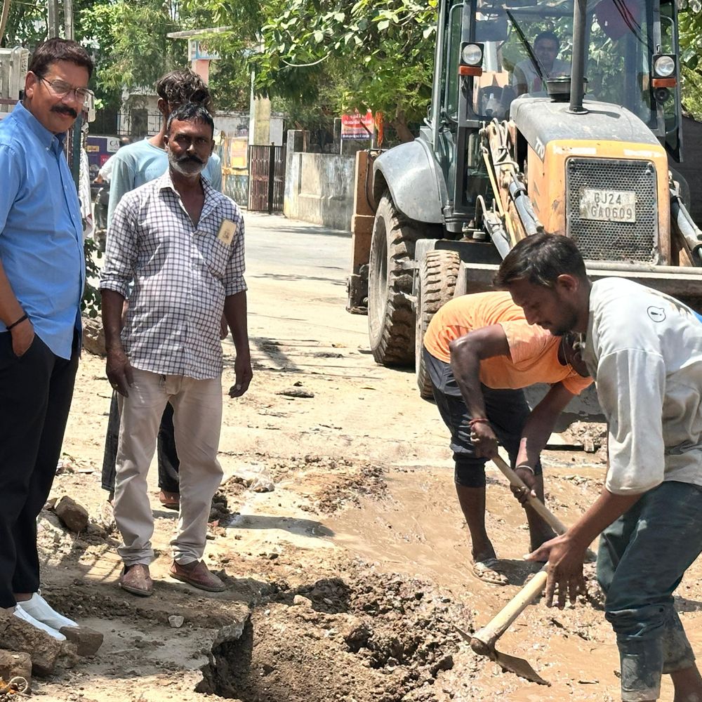 પાટણ: મોટા લક્ષ્મીનગરમાં પાણીની પાઇપલાઇન તૂટી:પાલિકાએ બળિયા હનુમાન મંદિર પાસે તાત્કાલિક સમારકામ કર્યું