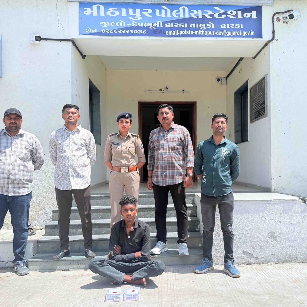 મીઠાપુર પોલીસે સોના-ચાંદીના દાગીનાની ચોરીનો ભેદ ઉકેલ્યો:આરોપી મુદ્દામાલ સાથે ઝડપાયો, કુલ ₹1.04 લાખનો મુદ્દામાલ જપ્ત
