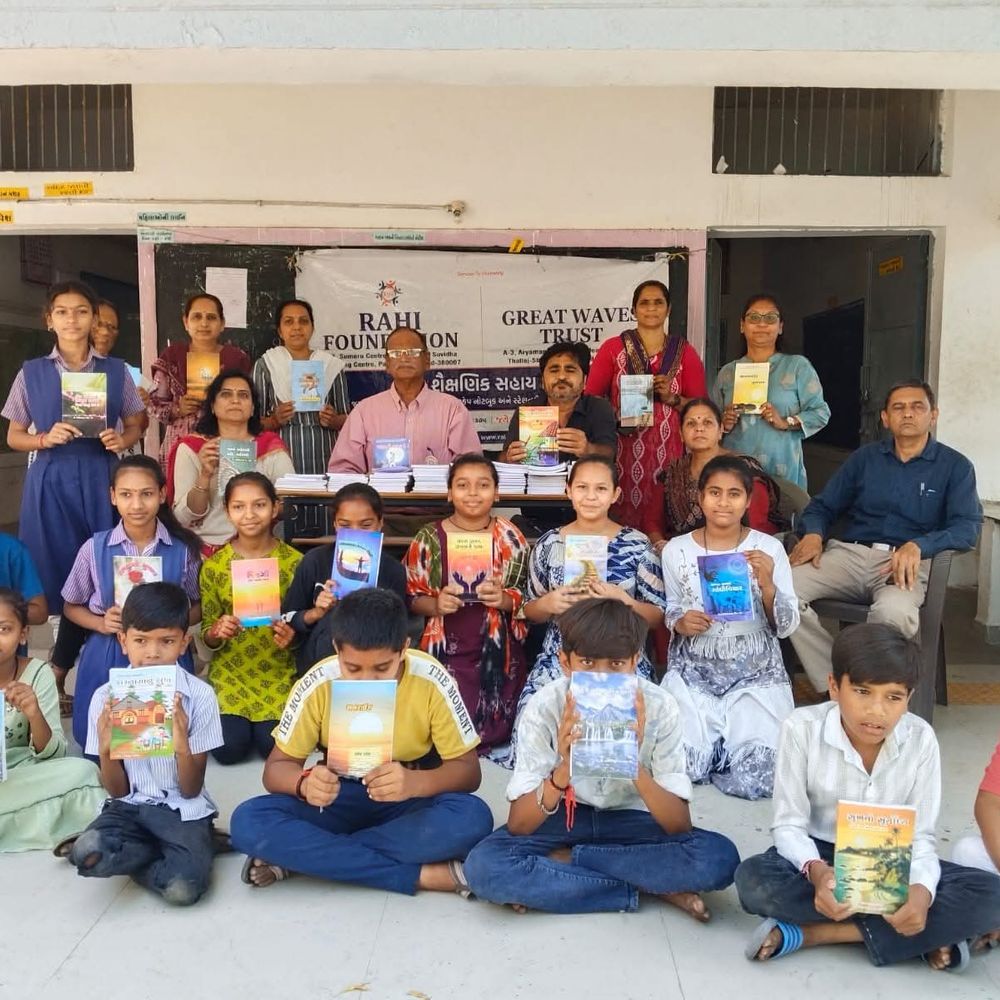 રાહી ફાઉન્ડેશન, ગ્રેટ વેવ ટ્રસ્ટ દ્વારા બે શાળાને લાઇબ્રેરી:અમદાવાદના નવાપુર, પીંપણની શાળાઓને 325 બાળ સાહિત્ય પુસ્તકો ભેટ