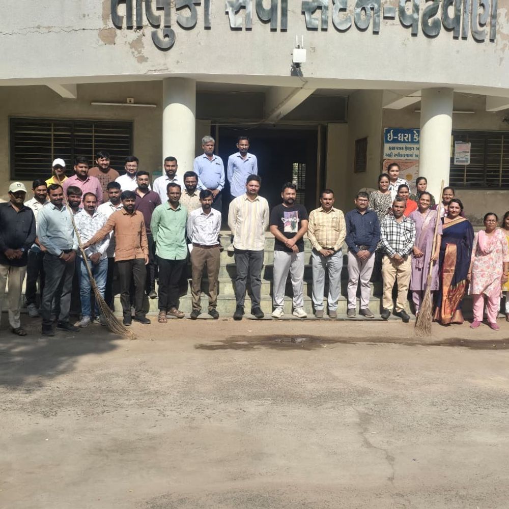 વઢવાણ મામલતદાર કચેરીમાં ગુજરાત સ્થાપના દિવસ ઉજવાયો:અધિકારીઓ અને સ્ટાફ સફાઈ અભિયાનમાં જોડાયા