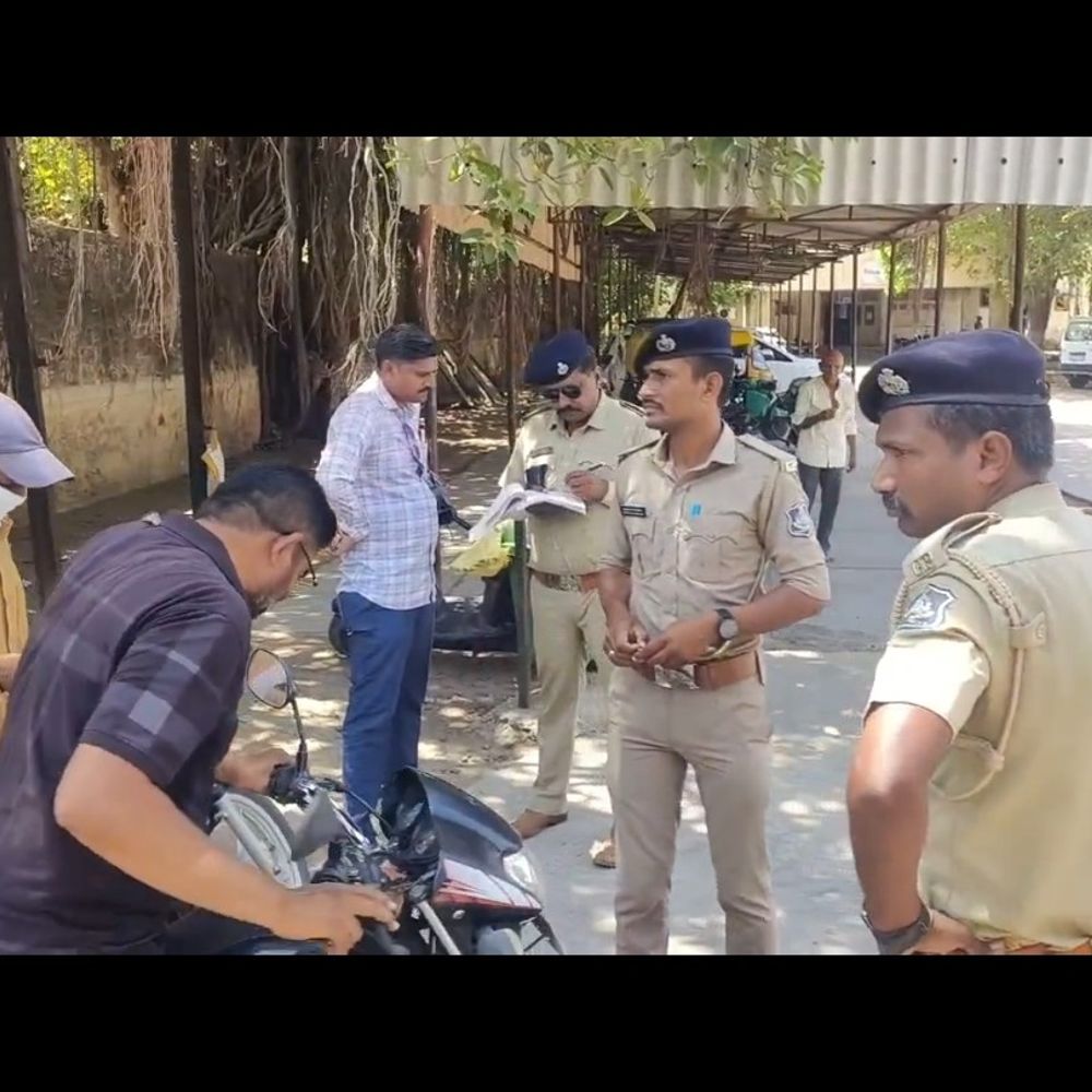 સુરેન્દ્રનગરમાં સરકારી કચેરીઓમાં ટ્રાફિક ડ્રાઈવ શરૂ:હેલ્મેટ-સીટ બેલ્ટ વિના આવનાર કર્મચારીઓ સામે કાર્યવાહી