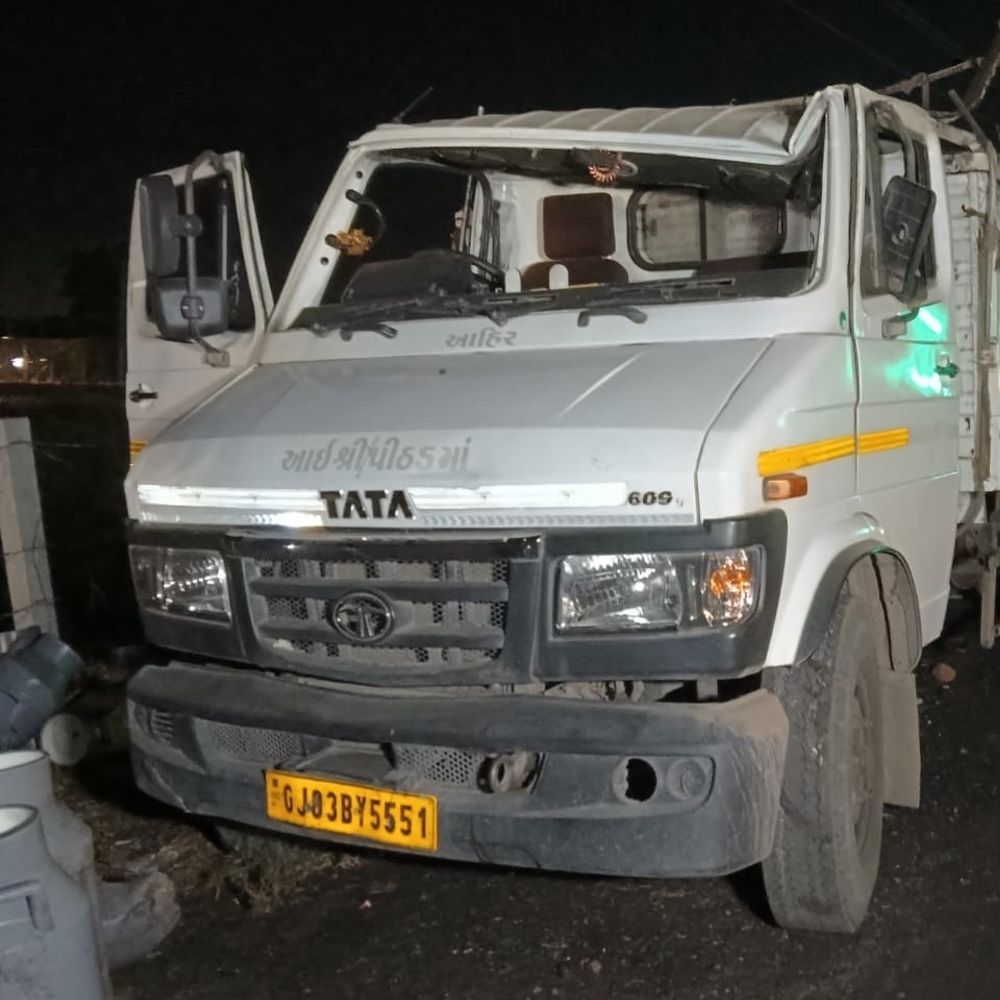 રાજકોટ ભાવનગર હાઇવે પર સર્જાયો અકસ્માત:મીની ટેમ્પો પલ્ટી મારી જતા આધેડનું મોત, સુરતના પતિ-પત્ની અને ચાર સંતાનો સહીત 11 લોકો ઈજાગ્રસ્ત થતા સારવાર હેઠળ ખસેડાયા