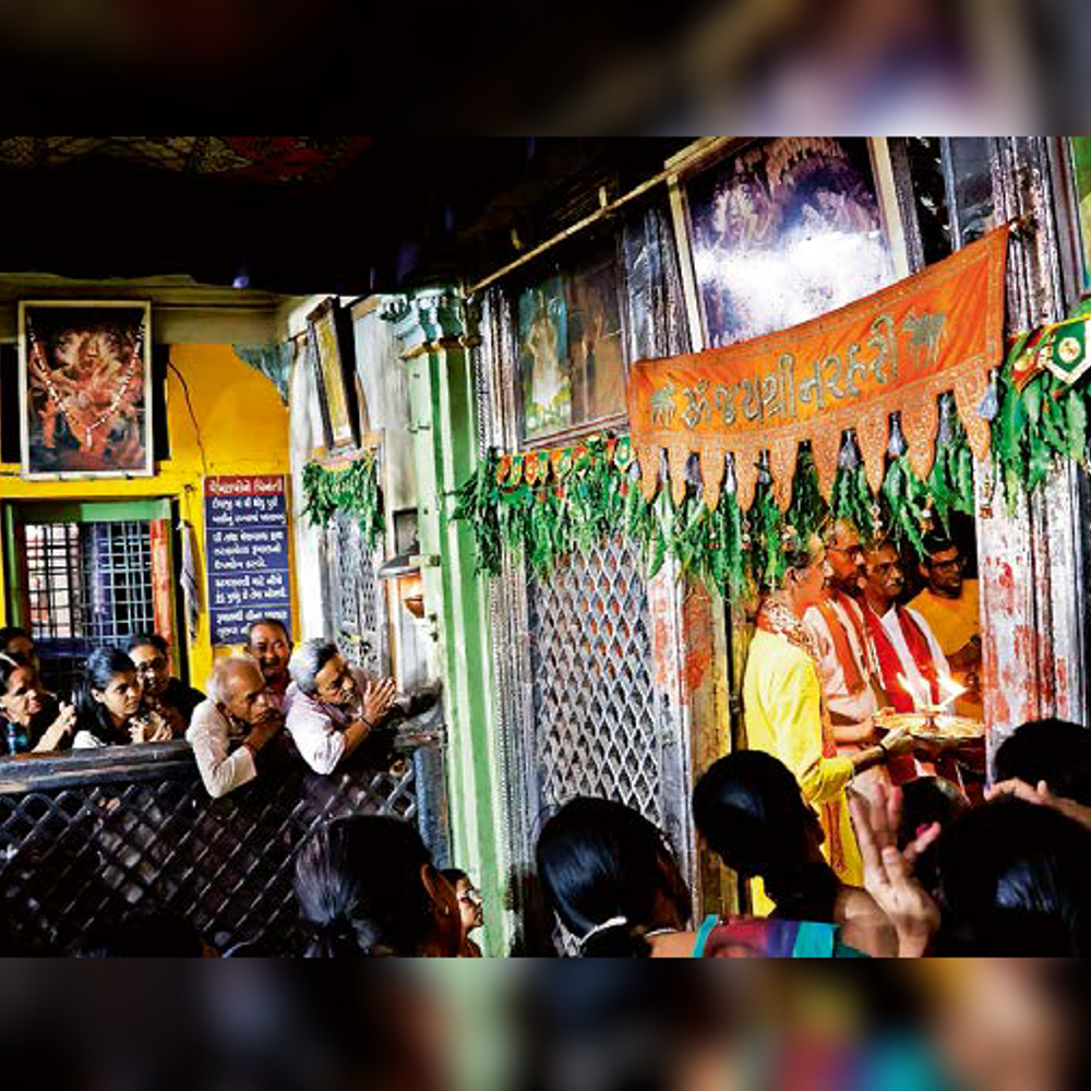 નરસિંહ જયંતિ: ભક્તોએ કરી ભવ્ય ઉજવણી, આરતીમાં થયા સામેલ.