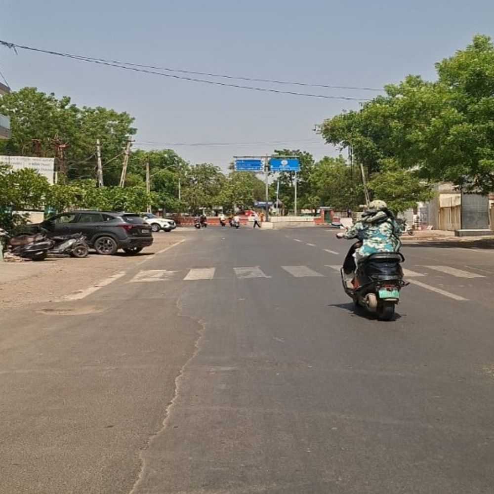 વૈશાખ માસમાં સૌ પ્રથમવાર ગરમીનો પારો 42.5 ડિગ્રી પહોંચ્યો:એક જ દિવસમાં તાપમાનનો પારો 2.1 ડિગ્રી ઊંચકતા લોકો ગરમી અકળાયા, 42 કિ.મી. ઝડપે ગરમ લૂ ફેંકાઈ