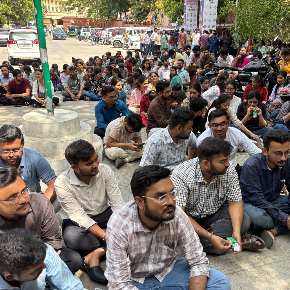 ડોક્ટરોની સુરક્ષા માટે હવે ફોર્સ તૈનાત રહેશે:સયાજી હોસ્પિટલમાં તબીબો પર થયેલા હુમલા બાદ રેપિડ ટાસ્ક ફોર્સના 60 જવાનો ખડેપગે રહેશે,એડી.ડાયરેક્ટરની બેઠક બાદ નિર્ણય