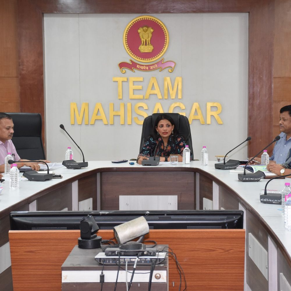 મહીસાગર કલેક્ટરની પ્રિ-મોન્સૂન બેઠક:અધિકારીઓને ચોમાસા પૂર્વેની તમામ કામગીરી યુદ્ધના ધોરણે પૂર્ણ કરવા તાકીદ