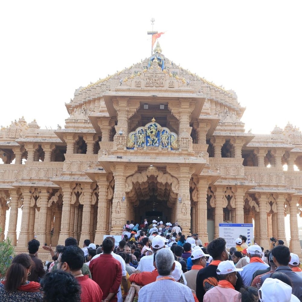 હર હર મહાદેવના નાદથી સોમનાથ ગુંજ્યું:1300 દિલ્હીવાસીઓની દીવડા સાથે સામૂહિક આરતી, ગંગાજળથી અભિષેક, લાઇટ એન્ડ સાઉન્ડ શોથી ભક્તો અભિભૂત